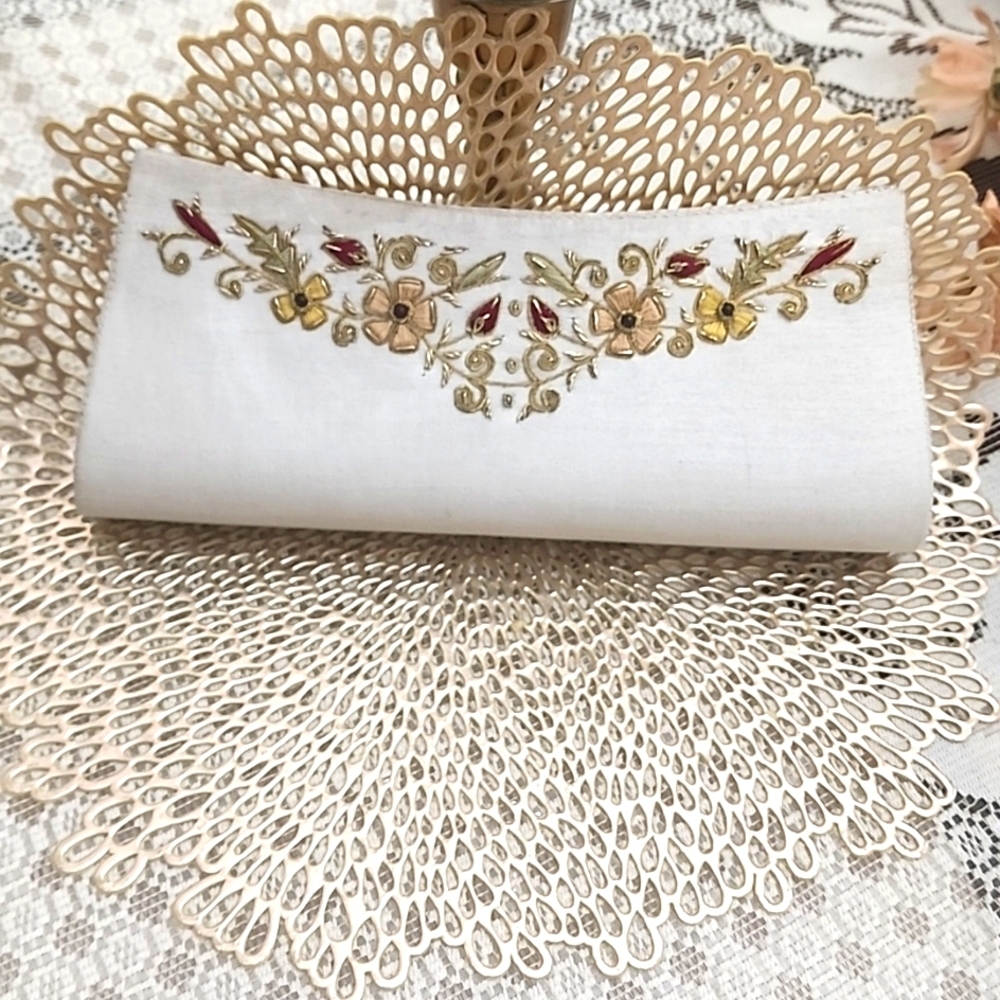 Clutch evening cream hand broided